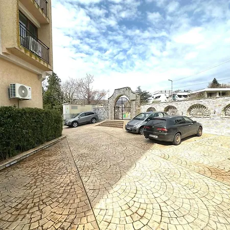 Moni House Apartment *